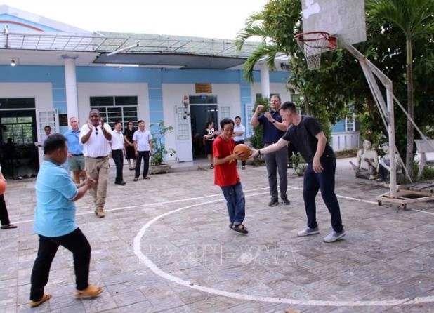 US Ambassador visits, engages in sports activities with AO victims in Da Nang